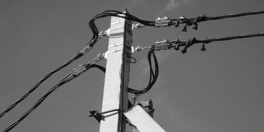 высоковольтное оборудование и кабели на улице