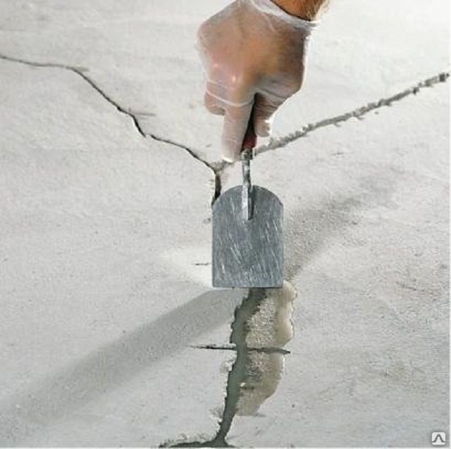 Заделка трещин пола. Расшивка трещин в бетоне технология. Трещины в бетонном полу. Затирка трещин в бетоне. Скобы для заделки трещин в стене.