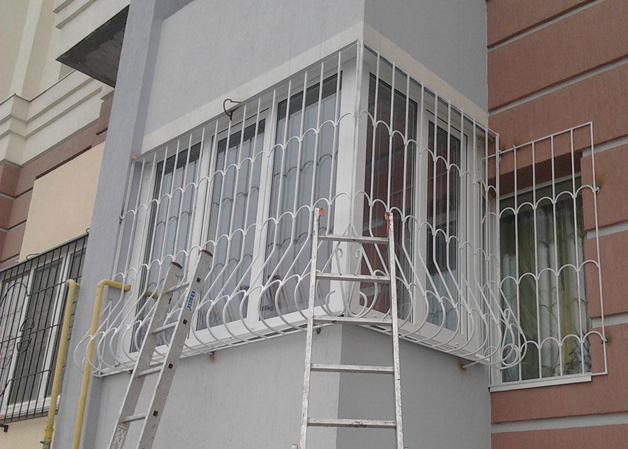 Решетка на лоджию. Балконы.окна.решетки. Металлические решетки на балкон. Решетки на пластиковый балкон.