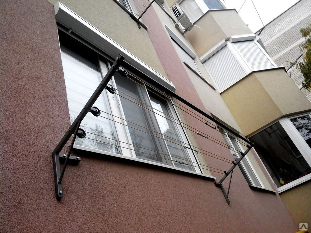 Веревки для белья за балконом